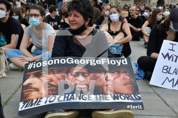 2020-06-06 - Manifestante espone cartello con foto vittime razzismo - "I CAN'T BREATHE" - FLASH MOB PER LA MORTE DI GEORGE FLOYD - NEWS - SOCIETY