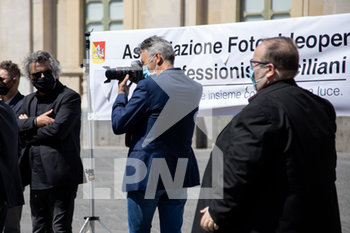 2020-06-10 - Attivista che fotografa la protesta - PROTESTA FOTOGRAFI E INSEGNANTI CONTRO IL GOVERNO ITALIANO - NEWS - WORK