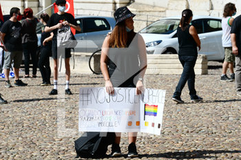2020-06-13 - Un manifestante in piazza Sordello - MANIFESTAZIONE ANTIRAZZISTA IN MEMORIA DI GEORGE FLOYD - NEWS - SOCIETY