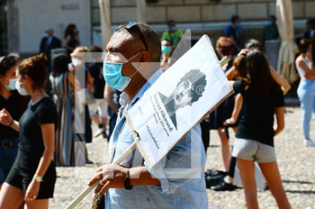 2020-06-13 - Un manifestante in piazza Sordello - MANIFESTAZIONE ANTIRAZZISTA IN MEMORIA DI GEORGE FLOYD - NEWS - SOCIETY