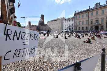 2020-06-13 - Manifestanti in piazza Sordello - MANIFESTAZIONE ANTIRAZZISTA IN MEMORIA DI GEORGE FLOYD - NEWS - SOCIETY