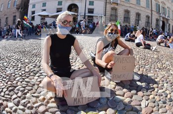 2020-06-13 - Manifestanti in piazza Sordello - MANIFESTAZIONE ANTIRAZZISTA IN MEMORIA DI GEORGE FLOYD - NEWS - SOCIETY