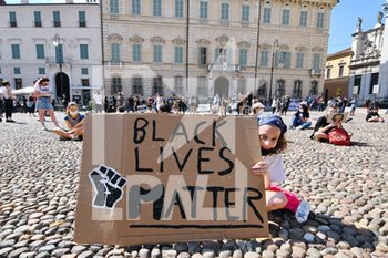 2020-06-13 - Una manifestante in piazza Sordello - MANIFESTAZIONE ANTIRAZZISTA IN MEMORIA DI GEORGE FLOYD - NEWS - SOCIETY