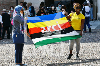 2020-06-13 - Manifestanti con bandiera Arci - MANIFESTAZIONE ANTIRAZZISTA IN MEMORIA DI GEORGE FLOYD - NEWS - SOCIETY