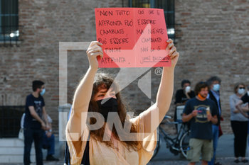 2020-06-13 - Manifestante in piazza Sordello - MANIFESTAZIONE ANTIRAZZISTA IN MEMORIA DI GEORGE FLOYD - NEWS - SOCIETY