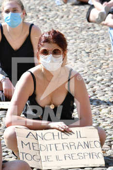 2020-06-13 - Manifestante in piazza Sordello - MANIFESTAZIONE ANTIRAZZISTA IN MEMORIA DI GEORGE FLOYD - NEWS - SOCIETY