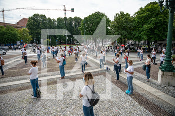 2020-06-15 - La manifestazione silenziosa degli infermieri di Bergamo questa mattina alle ore 10 in Piazza Vittorio Veneto.  - FLASH MOB INFERMIERI  - NEWS - WORK