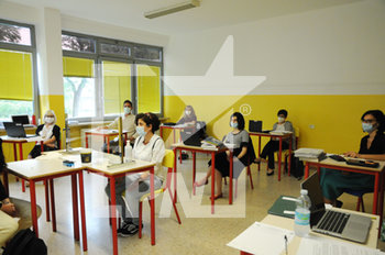 2020-06-17 - Studente e commissione all'istituto d'arte a Mantova - ESAMI DI MATURITà 2020 - NEWS - CULTURE