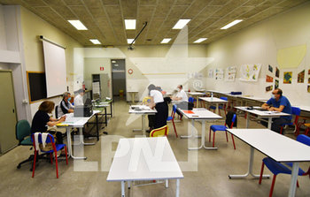 2020-06-17 - La commissione e lo studente durante l'esame di maturità all'istituto Fermi di Mantova - ESAMI DI MATURITà 2020 - NEWS - CULTURE