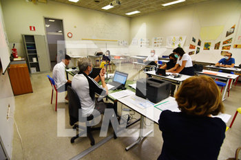2020-06-17 - La commissione e lo studente durante l'esame di maturità all'istituto Fermi di Mantova - ESAMI DI MATURITà 2020 - NEWS - CULTURE