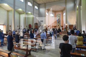 2020-05-24 - Distanziamento Sociale tra i Fedeli in Chiesa - PRIMA MESSA DOMENICALE A VO EUGANEO NELLA FASE 2 - NEWS - RELIGION
