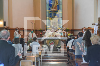 2020-05-24 - Il Vescovo Claudio Cipolla celebra la messa - PRIMA MESSA DOMENICALE A VO EUGANEO NELLA FASE 2 - NEWS - RELIGION