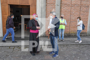 2020-05-24 - Il Vescovo Claudio Cipolla e il Sindaco Giuliano Martini - PRIMA MESSA DOMENICALE A VO EUGANEO NELLA FASE 2 - NEWS - RELIGION