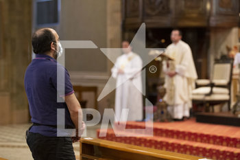 2020-05-24 - Fedele durante la messa - PRIMA MESSA DOMENICALE DOPO IL LOCKDOWN - NEWS - RELIGION