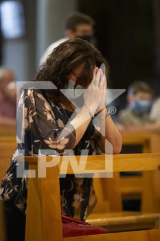 2020-05-24 - fedele in preghiera - PRIMA MESSA DOMENICALE DOPO IL LOCKDOWN - NEWS - RELIGION
