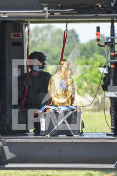 2020-06-13 - Il Busto del Santo posizionato sull'elicottero dell'esercito - CELEBRAZIONI PER LA FESTA DI S. ANTONIO DI PADOVA - NEWS - RELIGION