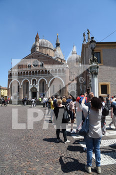 2020-06-13 - Gente in coda per entrare nella Basilica del Santo - CELEBRAZIONI PER LA FESTA DI S. ANTONIO DI PADOVA - NEWS - RELIGION