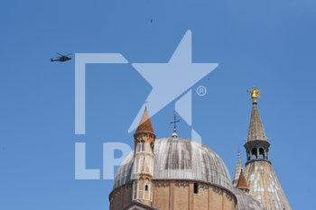 2020-06-13 - Il passaggio dell'elicottero sulla Basilica per la benedizione col Busto del Santo - CELEBRAZIONI PER LA FESTA DI S. ANTONIO DI PADOVA - NEWS - RELIGION