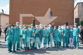 2020-06-13 - Medici e infermieri assistono alla benedizione - CELEBRAZIONI PER LA FESTA DI S. ANTONIO DI PADOVA - NEWS - RELIGION