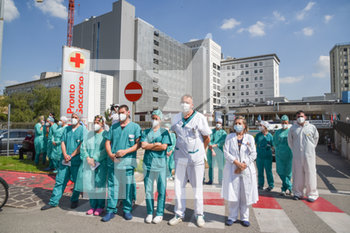 2020-06-13 - Medici e infermieri assistono alla benedizione - CELEBRAZIONI PER LA FESTA DI S. ANTONIO DI PADOVA - NEWS - RELIGION