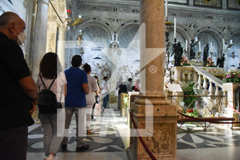 2020-06-13 - Fedeli in coda alla tomba del Santo - CELEBRAZIONI PER LA FESTA DI S. ANTONIO DI PADOVA - NEWS - RELIGION