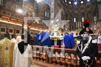 2020-06-13 - La Processione simbolica all'interno della Basilica - CELEBRAZIONI PER LA FESTA DI S. ANTONIO DI PADOVA - NEWS - RELIGION