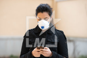 2020-02-26 - Woman wears virus crown mask - PSICOSI CORONA VIRUS - NEWS - HEALTH