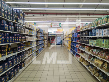 2020-02-27 - Varese, 27 febbraio 2020, scaffali pasta supermercato alimentari, scaffale rifornito dopo allarme Corona Virus. - PSICOSI CORONA VIRUS - NEWS - HEALTH