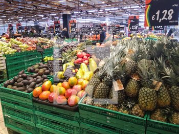 2020-02-27 - Varese, 27 febbraio 2020, reparto frutta supermercato alimentari, scaffale rifornito dopo allarme Corona Virus. - PSICOSI CORONA VIRUS - NEWS - HEALTH
