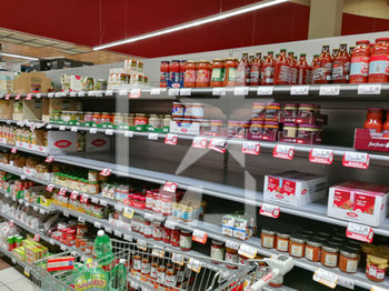 2020-02-27 - Scaffali vuoti in un supermercato - PSICOSI CORONAVIRUS - NEWS - HEALTH