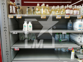 2020-02-27 - Scaffali vuoti in un supermercato - PSICOSI CORONAVIRUS - NEWS - HEALTH