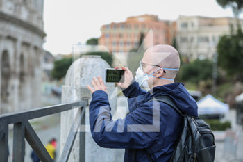 2020-02-27 - Turista con la Mascherina fotografa il Colosseo - PSICOSI CORONAVIRUS - NEWS - HEALTH