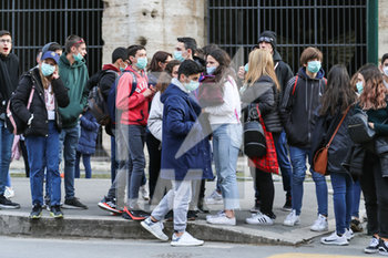2020-02-27 - Studenti con la mascherina ad una gita scolastica al Colosseo - PSICOSI CORONAVIRUS - NEWS - HEALTH