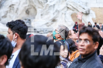2020-02-27 - Turisti con la mascherina alla Fontana di Trevi - PSICOSI CORONAVIRUS - NEWS - HEALTH