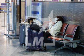 2020-03-05 - Aeroporto Milano Malpensa, Varese, 05 Marzo 2020, voli annullati, gente con mascherina, per Coronavirus. - EMERGENZA CORONAVIRUS - NEWS - HEALTH