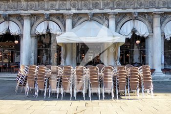 2020-03-08 - Il Caffè Florian con le sedie raccolte per la mancanza di clientela in Piazza San Marco - EMERGENZA CORONAVIRUS - PROVINCIA DI VENEZIA IN ZONA ROSSA - NEWS - HEALTH