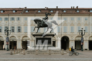 2020-03-15 - Torino - Rider Glovo in Piazza San Carlo - EMERGENZA CORONAVIRUS - CITTà DI TORINO - NEWS - HEALTH