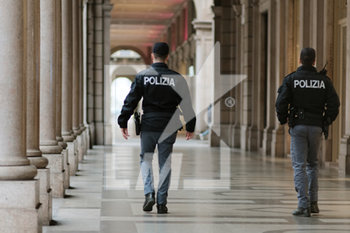 2020-03-15 - Torino - Controlli di Polizia sotto i portici di Via Roma - EMERGENZA CORONAVIRUS - CITTà DI TORINO - NEWS - HEALTH