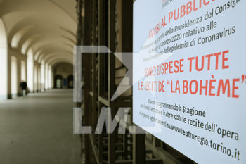 2020-03-15 - Torino - Portici davanti al Teatro Regio, sospensione 