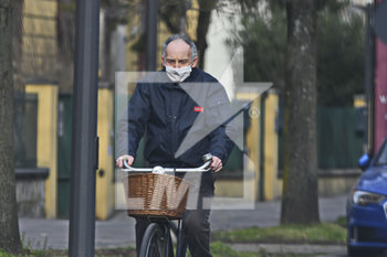2020-03-16 - Un ciclista lungo viale Gorizia a Mantova - EMERGENZA CORONAVIRUS A MANTOVA - NEWS - HEALTH