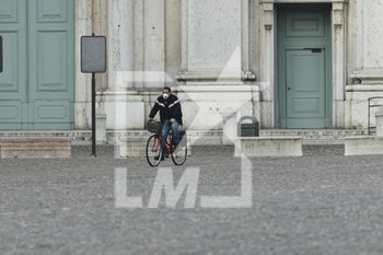 2020-03-16 - Un ciclista in piazza Sordello a Mantova - EMERGENZA CORONAVIRUS A MANTOVA - NEWS - HEALTH