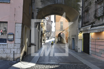 2020-03-16 - Il centro città a Mantova con i portici di via Broletto - EMERGENZA CORONAVIRUS A MANTOVA - NEWS - HEALTH