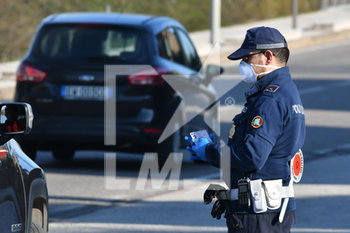 2020-03-16 - Posto di blocco agenti Polizia Locale a Mantova in viale Mincio - EMERGENZA CORONAVIRUS A MANTOVA - NEWS - HEALTH