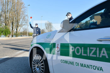 2020-03-16 - Posto di blocco agenti Polizia Locale a Mantova in viale Mincio - EMERGENZA CORONAVIRUS A MANTOVA - NEWS - HEALTH