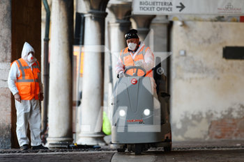 2020-03-17 - Igienizzazione portici Mantova piazza Sordello - EMERGENZA CORONAVIRUS - NEWS - HEALTH