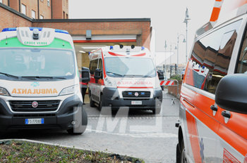 2020-03-19 - Autoambulanze all'ingresso dell'ospedale Carlo Poma di Mantova - EMERGENZA CORONAVIRUS - NEWS - HEALTH