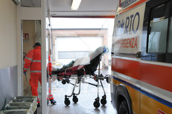 2020-03-19 - Autoambulanze all'ingresso dell'ospedale Carlo Poma di Mantova - EMERGENZA CORONAVIRUS - NEWS - HEALTH