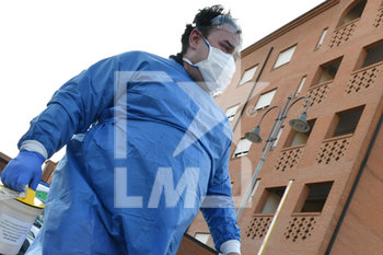 2020-03-19 - Un addetto dell'ospedale Carlo Poma di Mantova trasporta i tamponi - EMERGENZA CORONAVIRUS - NEWS - HEALTH