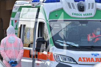 2020-03-19 - Ambulanza all'ingresso dell'ospedale Carlo Poma di Mantova - EMERGENZA CORONAVIRUS - NEWS - HEALTH