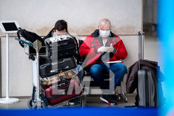 2020-03-20 - persone munite di guanti e mascherine che attendono l'imbarco - EMERGENZA COVID-19 AEROPORTO  - NEWS - HEALTH